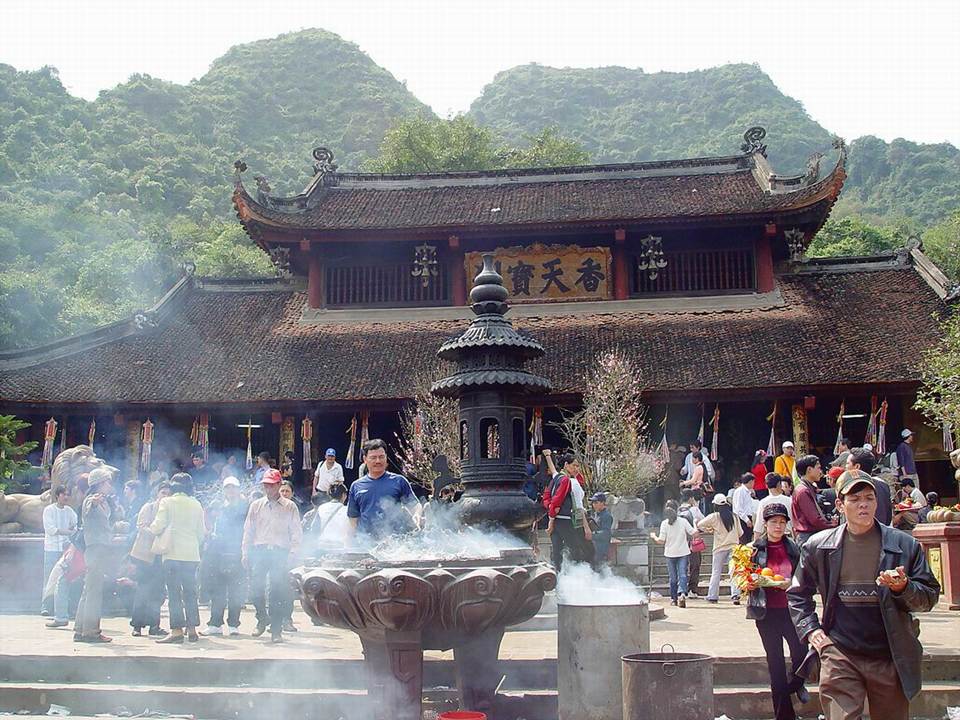 Chùa Hương, ngôi chùa nổi tiếng các chị em mong con đều đến cầu khấn