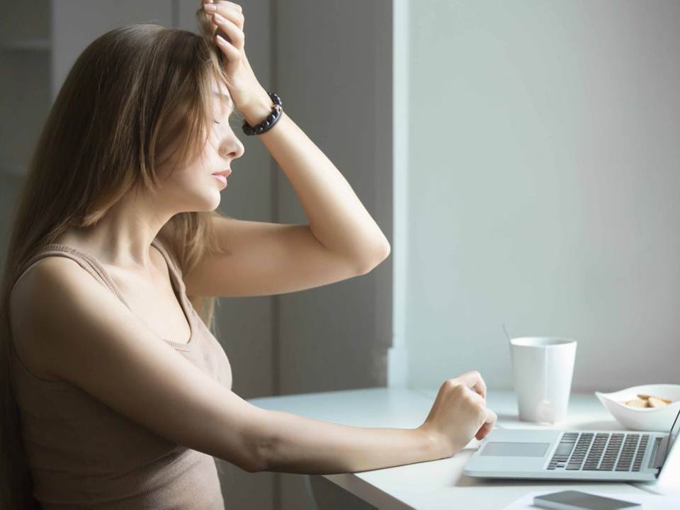 Những thói quen xấu hoặc stress do công việc gây ra bất thường về chu kỳ kinh nguyệt